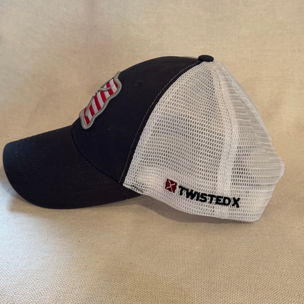 Twisted‎ X Patriotic Buckle Cap Grey White USA Flag Barbed Wire Trucker Hat NWT - Picture 3 of 8